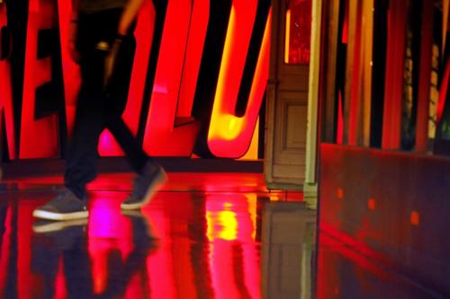 Revolution-Einzelbild links